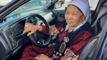  70 жастағы әже таксист болып жұмыс істейді