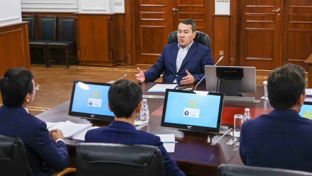 Смаилов: Акиматам регионов надо решить вопрос с обеспечением учащихся планшетами 