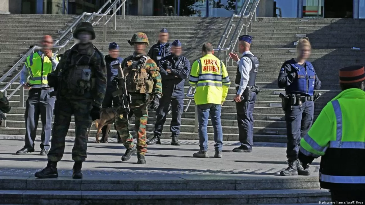    Дерзкое нападение: неизвестный набросился с ножом на полицейских в Брюсселе      