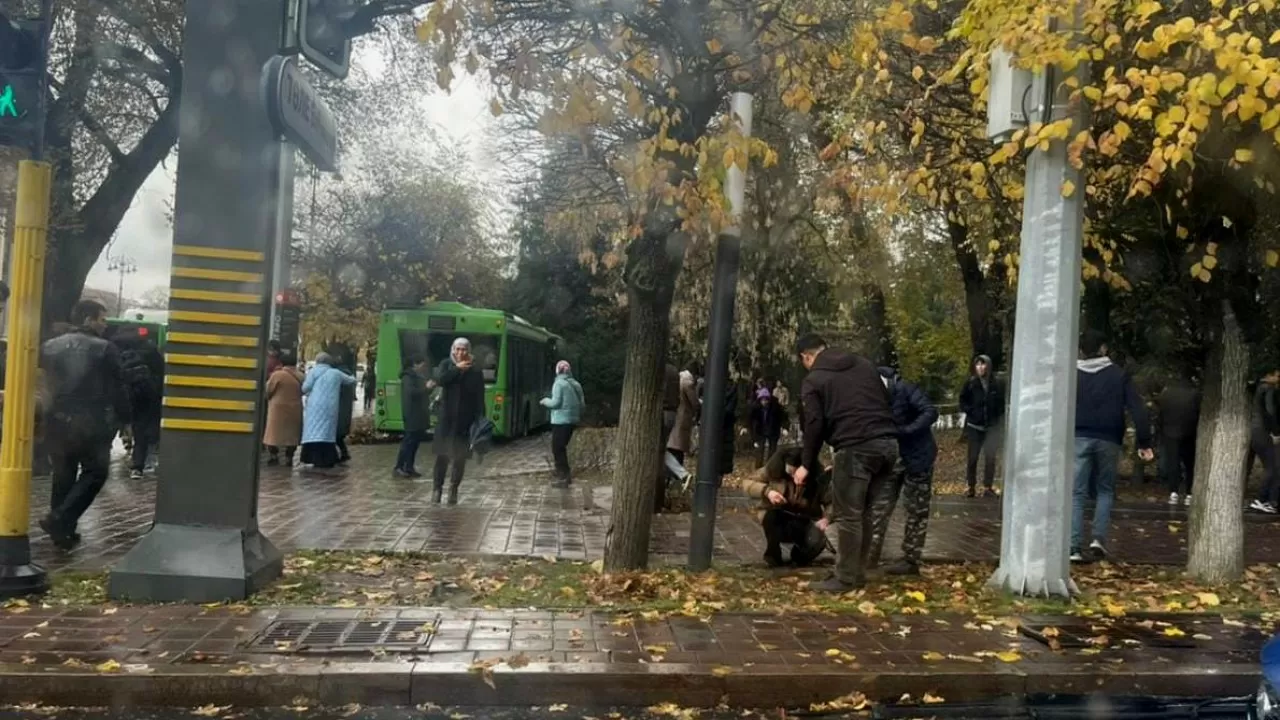 Автобусы столкнулись в Алматы: пострадало много пассажиров