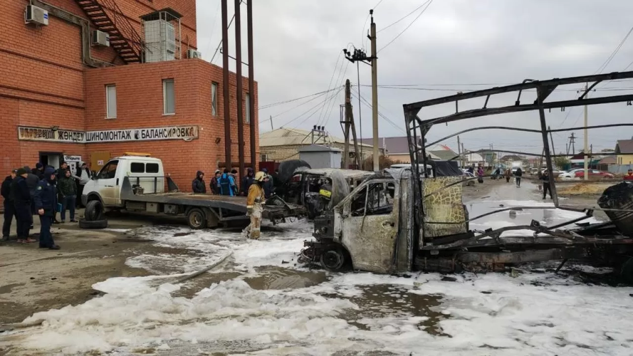 Атырауда тегершік жөндеу орталығында тұрған екі көлік өртеніп кетті