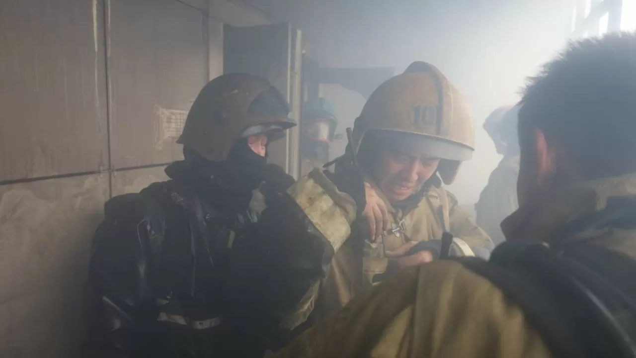 Пожарный впал в кому после спасения людей в Астане