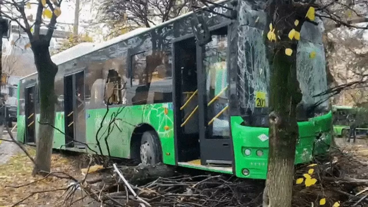 "Алматыэлектротранс" жол апатына ұшыраған автобус жүргізушінің жағдайы туралы ақпарат берді