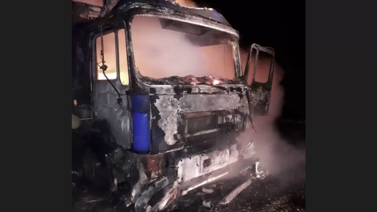 На трассе в Павлодарской области полностью выгорел "КамАЗ"
