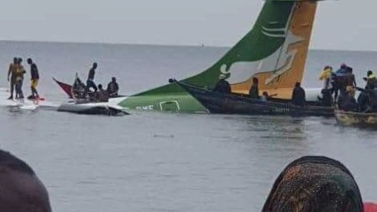 В Танзании пассажирский самолет упал в озеро Виктория 