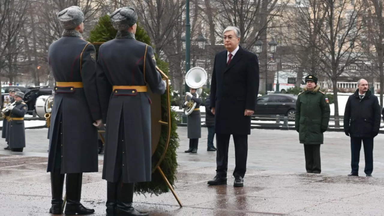 Президент Мәскеудегі "Белгісіз жауынгер бейіті" ескерткіш-мемориалына гүл шоғын қойды