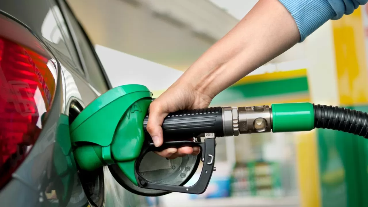 В Казахстане цены на бензин снизились на 8,9%, а в России – на 13,9%