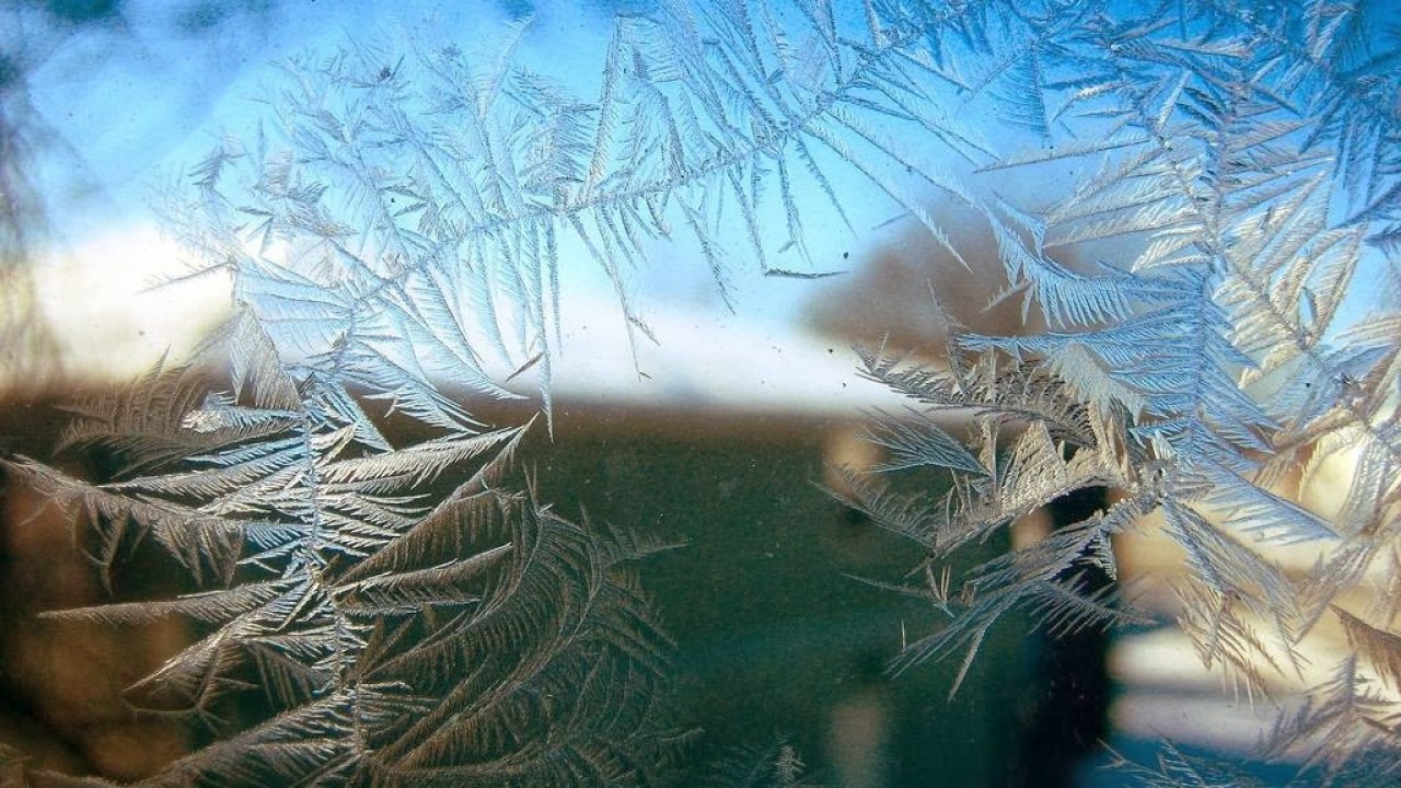 Зима на стекле. Морозные узоры на стекле. Морозное окно. Узоры на окне зимой. Изморозь на стекле.