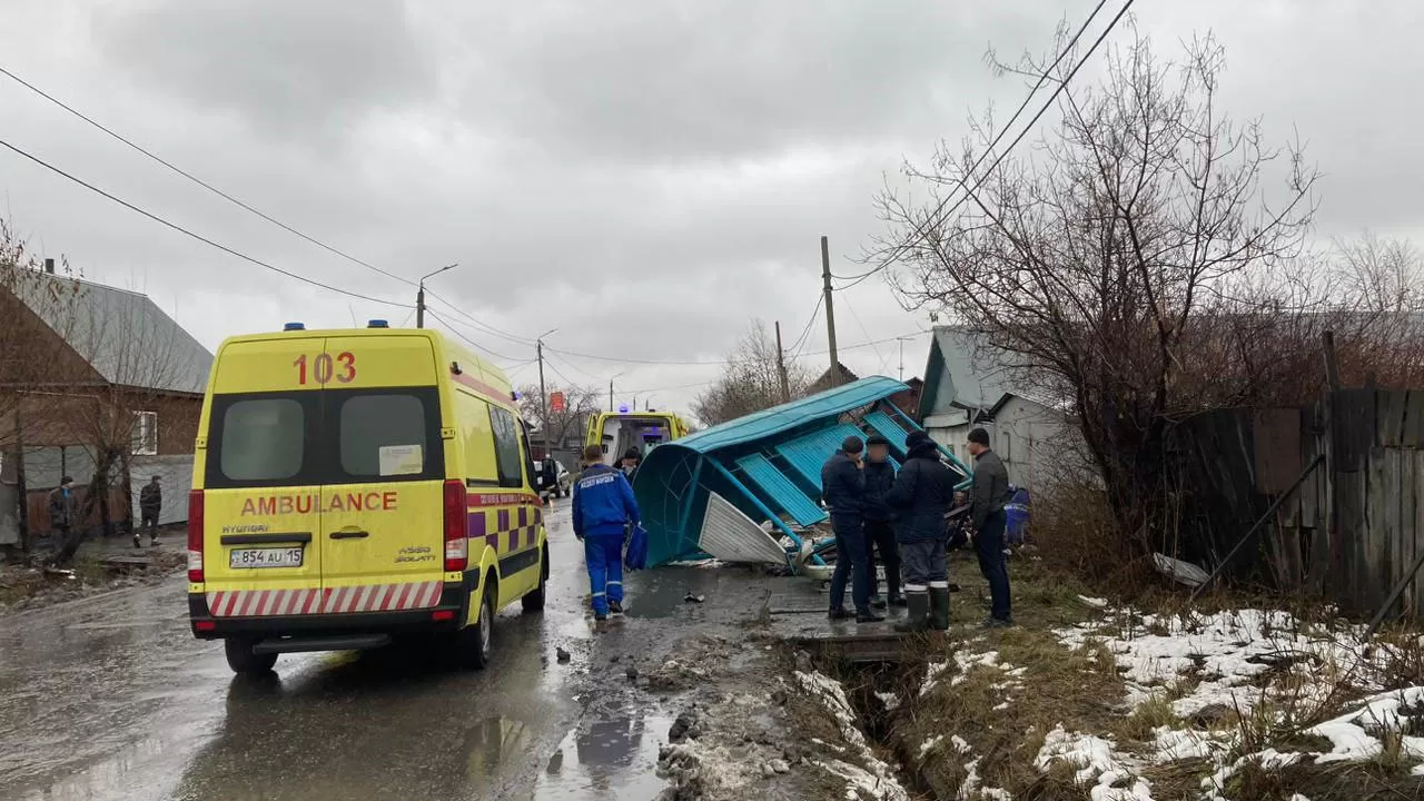 В Петропавловске автомобиль сбил 4 человек на автобусной остановке