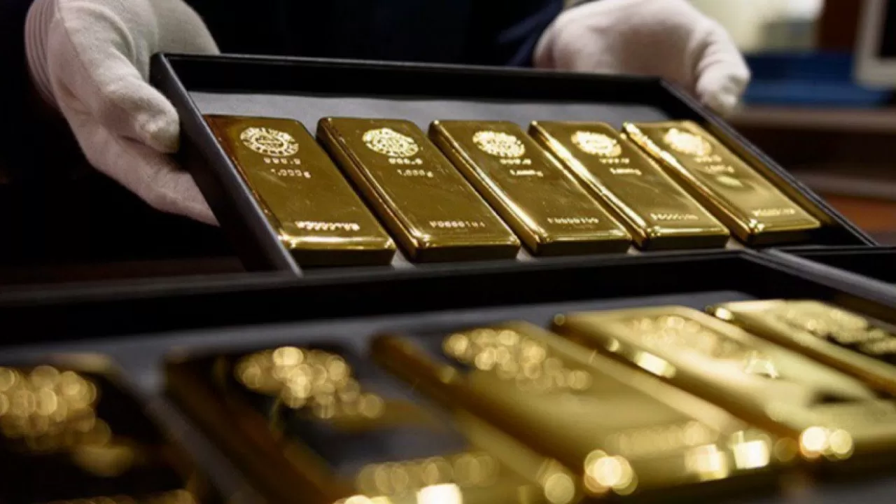 Золото дешевеет в ожидании решения ФРС