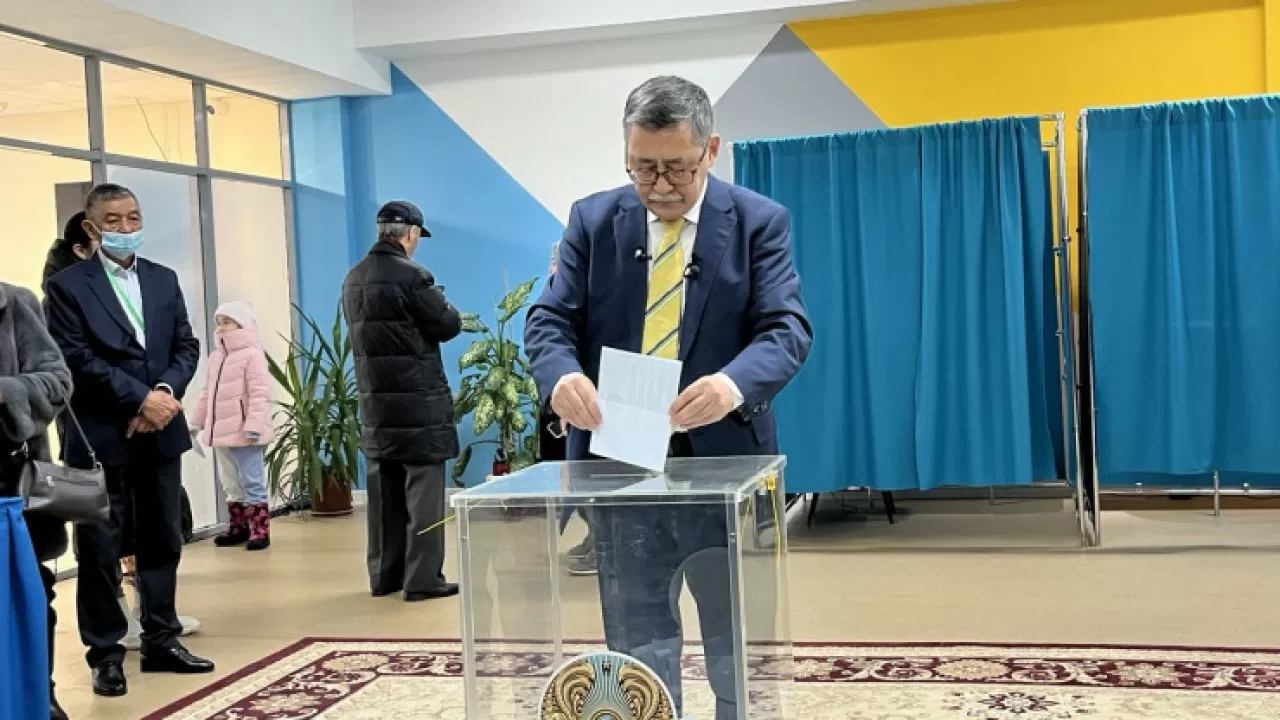 Кандидат в президенты Мейрам Кажыкен проголосовал на выборах    