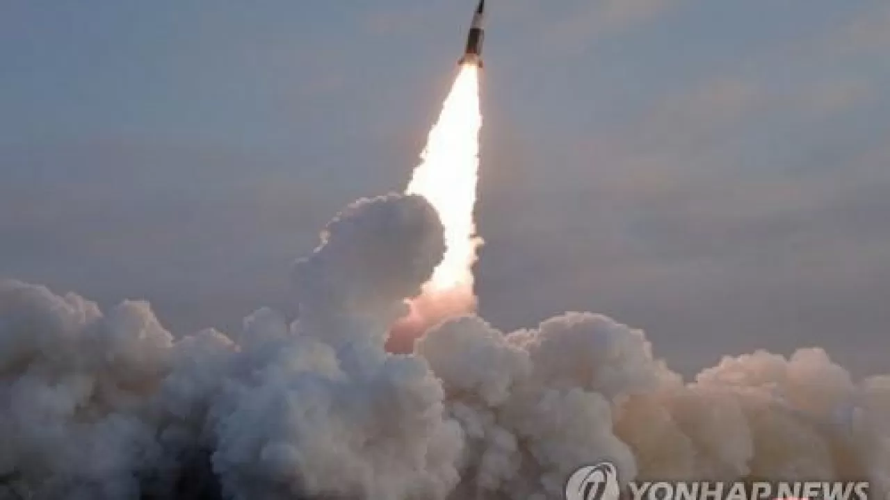 КНДР запустила предположительно межконтинентальную баллистическую ракету