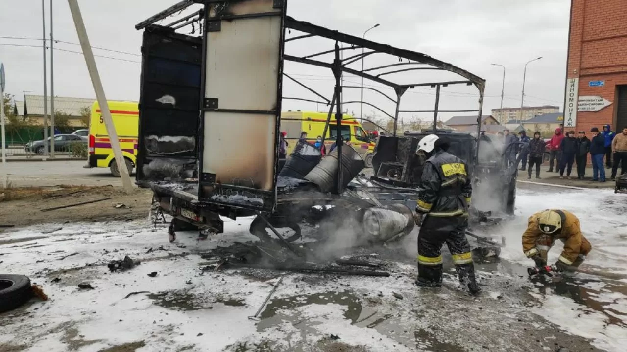Две машины сгорели в центре Атырау
