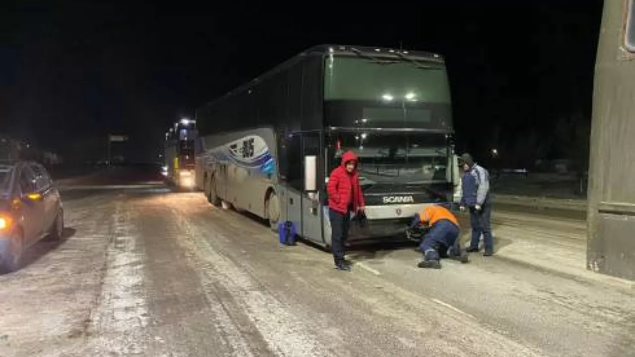 Қарағандылық құтқарушылар халықаралық автобустың жолаушыларын эвакуациялады