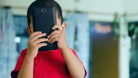 Почему нельзя давать детям свой мобильный телефон?