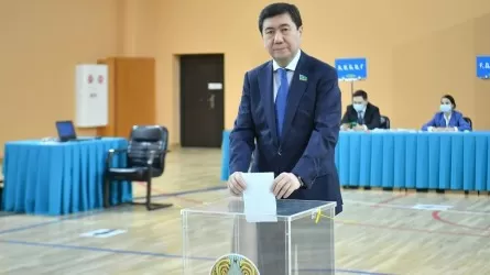 Председатель мажилиса парламента РК проголосовал на выборах президента 