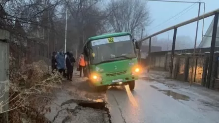 В Алматы прямо на дороге провалился маршрутный автобус