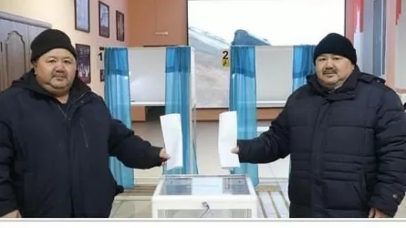 Три пары близнецов пришли на сельский избирательный участок в Павлодарской области