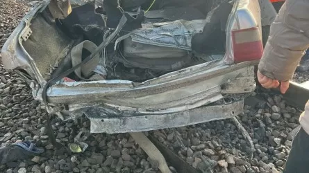 6 человек погибли при столкновении машины с поездом в Казахстане
