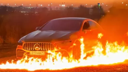 Казахстанский блогер сжег автомобиль за 90 млн тенге