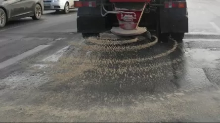  В Караганде дороги посыпают песком с щебнем