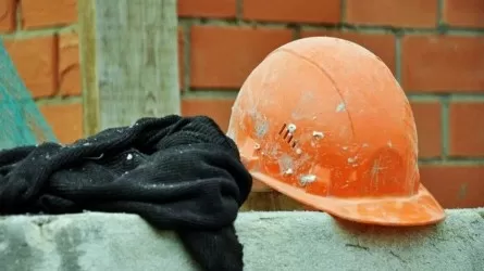 Рабочие сорвались с 14-этажа в Астане: один из них скончался