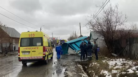 В Петропавловске автомобиль сбил 4 человек на автобусной остановке