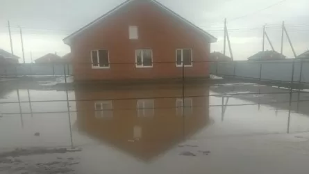 Сначала горело, теперь топит. Жители новых домов в Аулиеколе жалуются на потопы