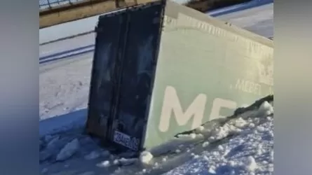 Машина с детьми провалилась под лед в Казахстане