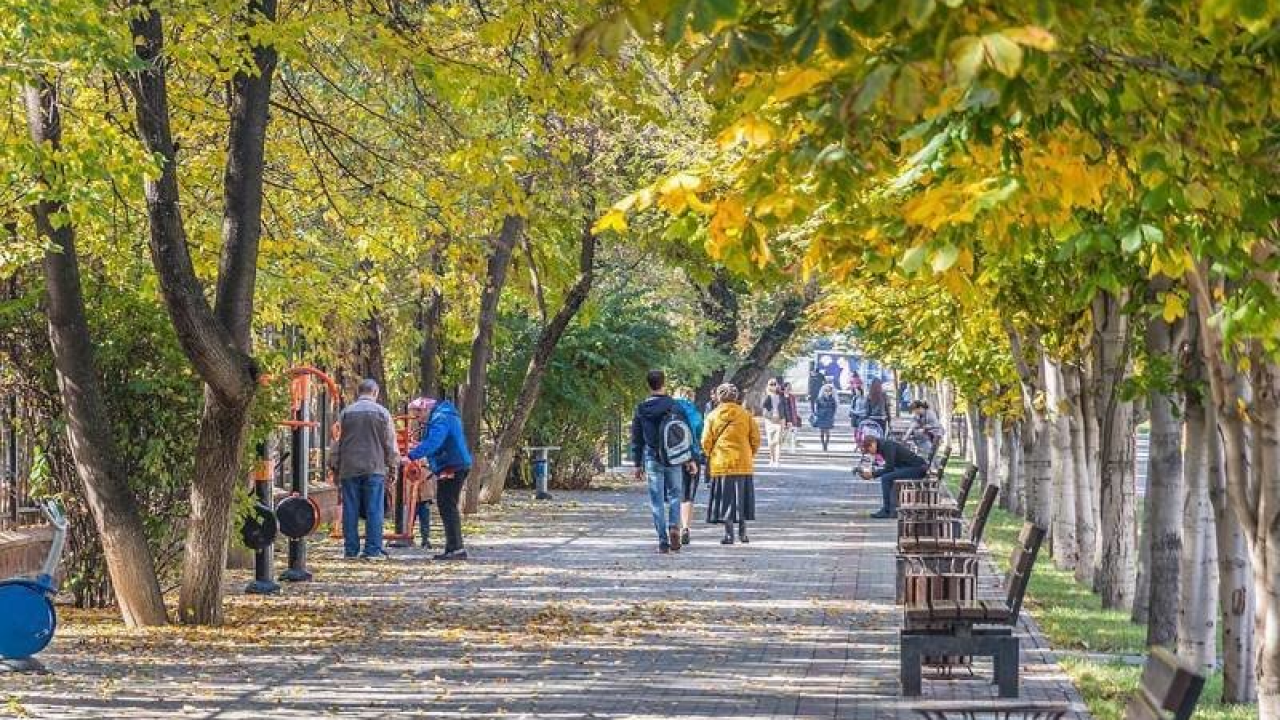 Улица в алма ате. Арбат в Алма Ате. Алма Ата улицы. Алматы в ноябре. Алма Ата улица Кунаева.