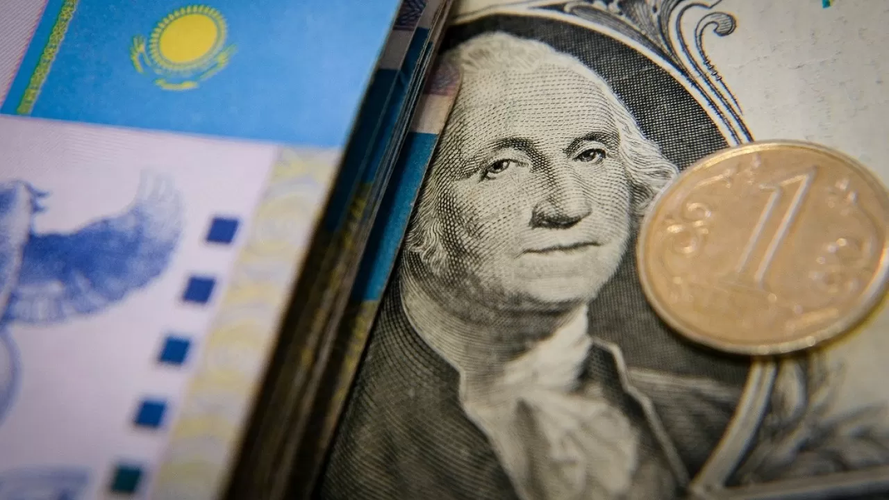 Тенге обогнал доллар по денежным переводам из Казахстана