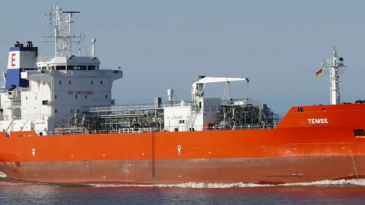 Санкции против нефти из России привели к буму на старые танкеры – Reuters