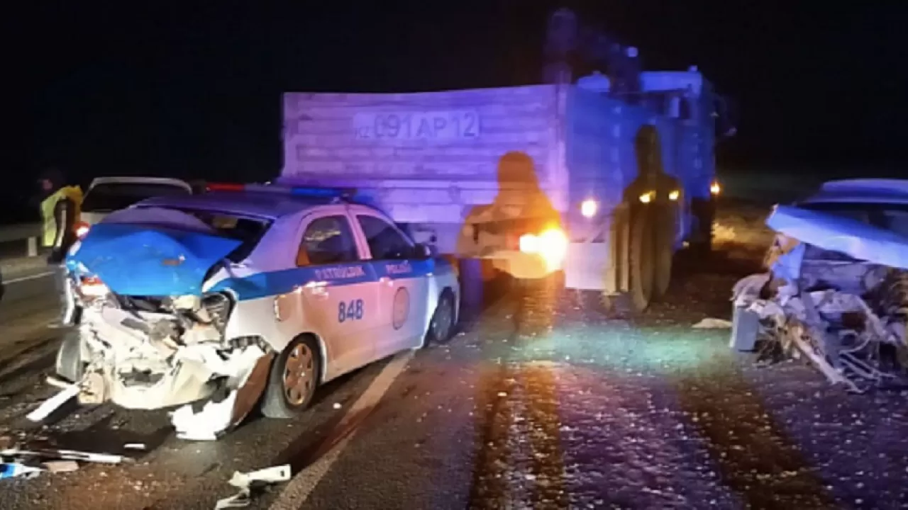 Пьяный водитель врезался в полицейскую машину и грузовик в Мангистау