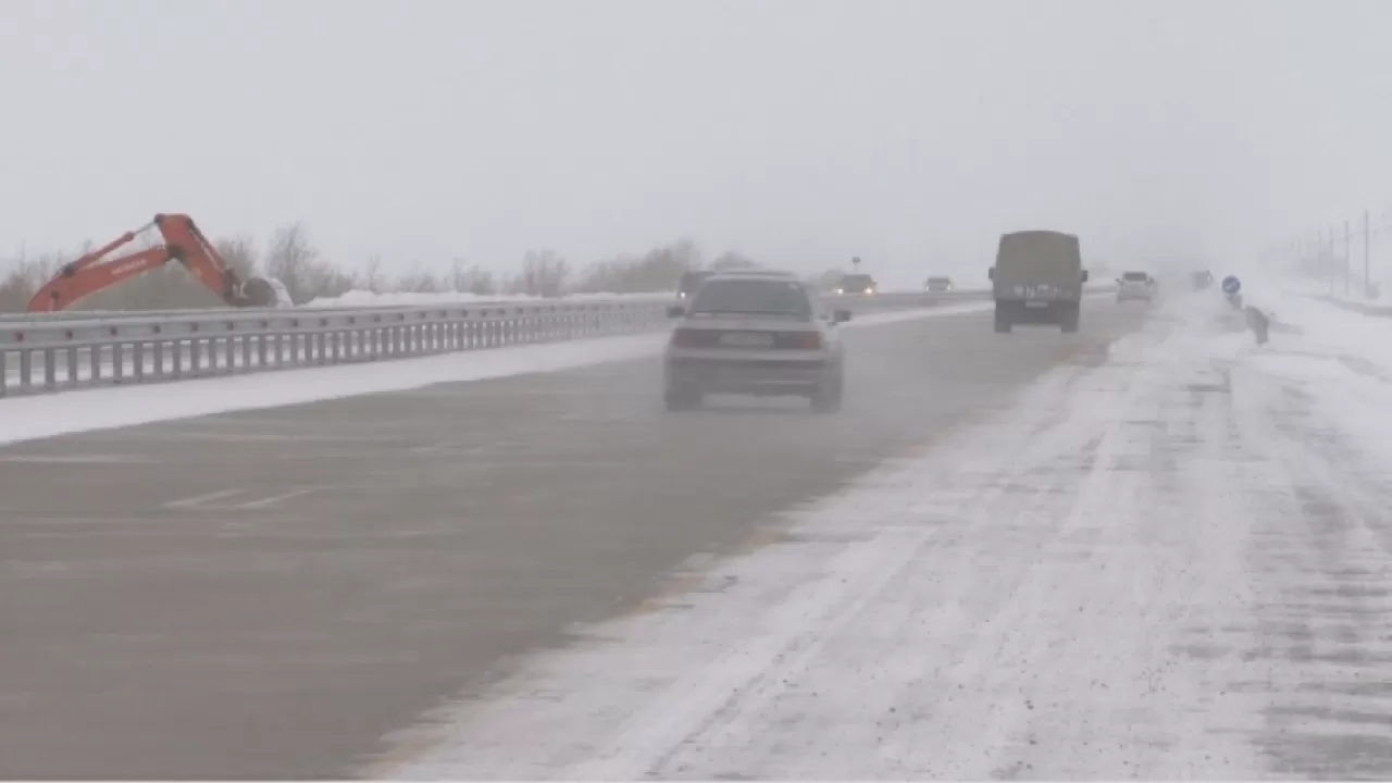 В двух областях Казахстана закрыли дорогу для всех видов транспорта