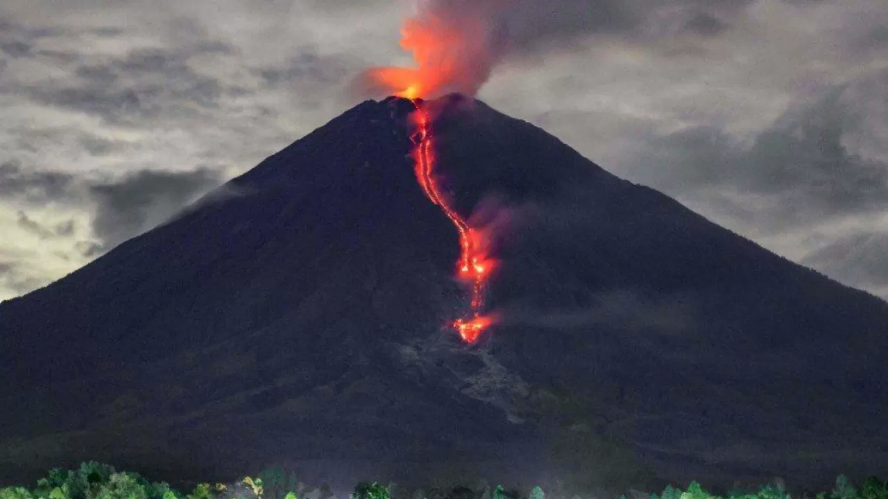 В Индонезии снова началось извержение вулкана Семеру
