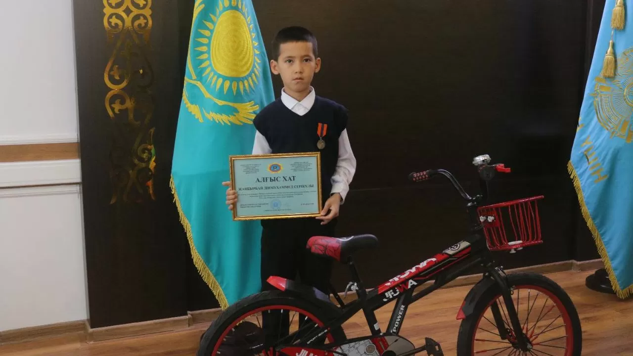 8-летний мальчик награжден медалью МЧС РК