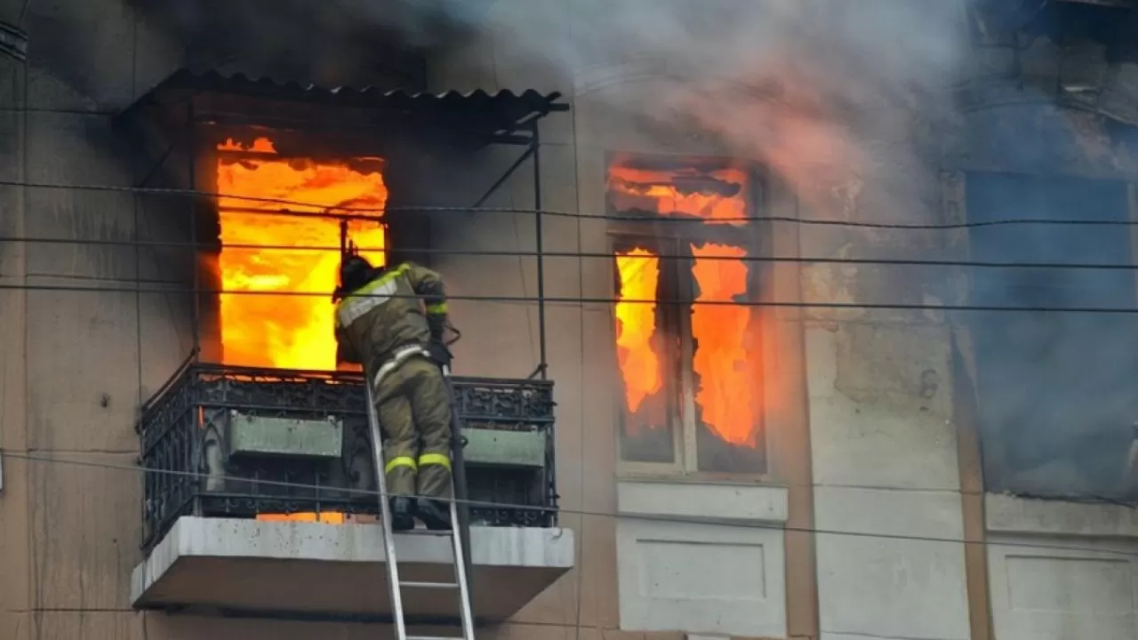 В Петропавловске при пожаре в пятиэтажке спасли 5 человек