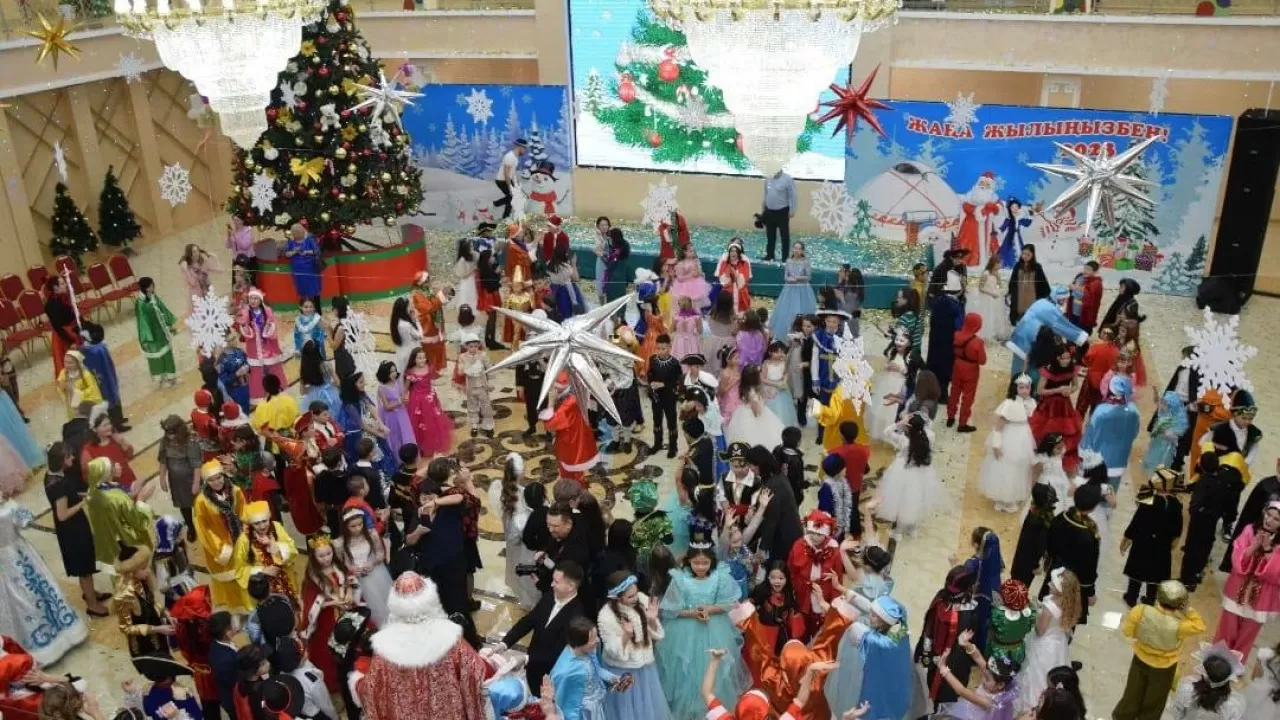 По 100 тысяч тенге вручили участникам Президентской елки в Казахстане