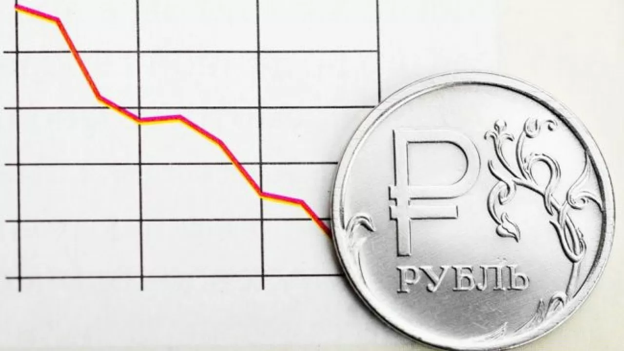 Курс рубля снова снизился, и не только в Казахстане