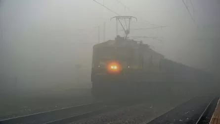 Густой туман сбил график движения поездов в Индии