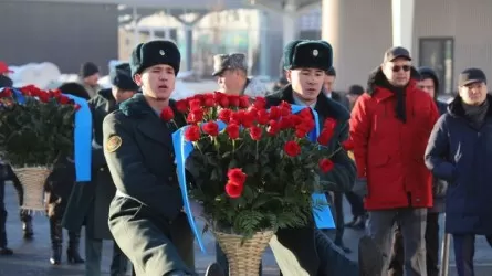 Алматыда Тәуелсіздік монументіне гүл қою рәсімі өтті