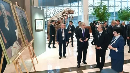 Токаев в Ташкенте посетил выставку, посвященную Абаю