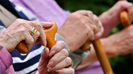 Парламент РК принял закон о приостановлении на 5 лет повышения пенсионного возраста женщин