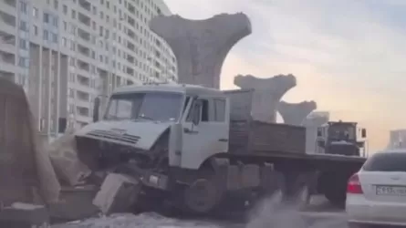 Астанада КамАЗ жүк көлігі LRT қоршауына соғылды
