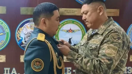 Военнослужащего, спасшего из огня двоих детей и их мать, наградили