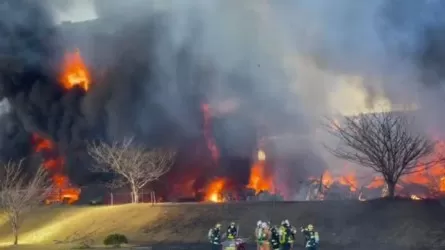 В Токио горит химический завод, пострадали сотрудники