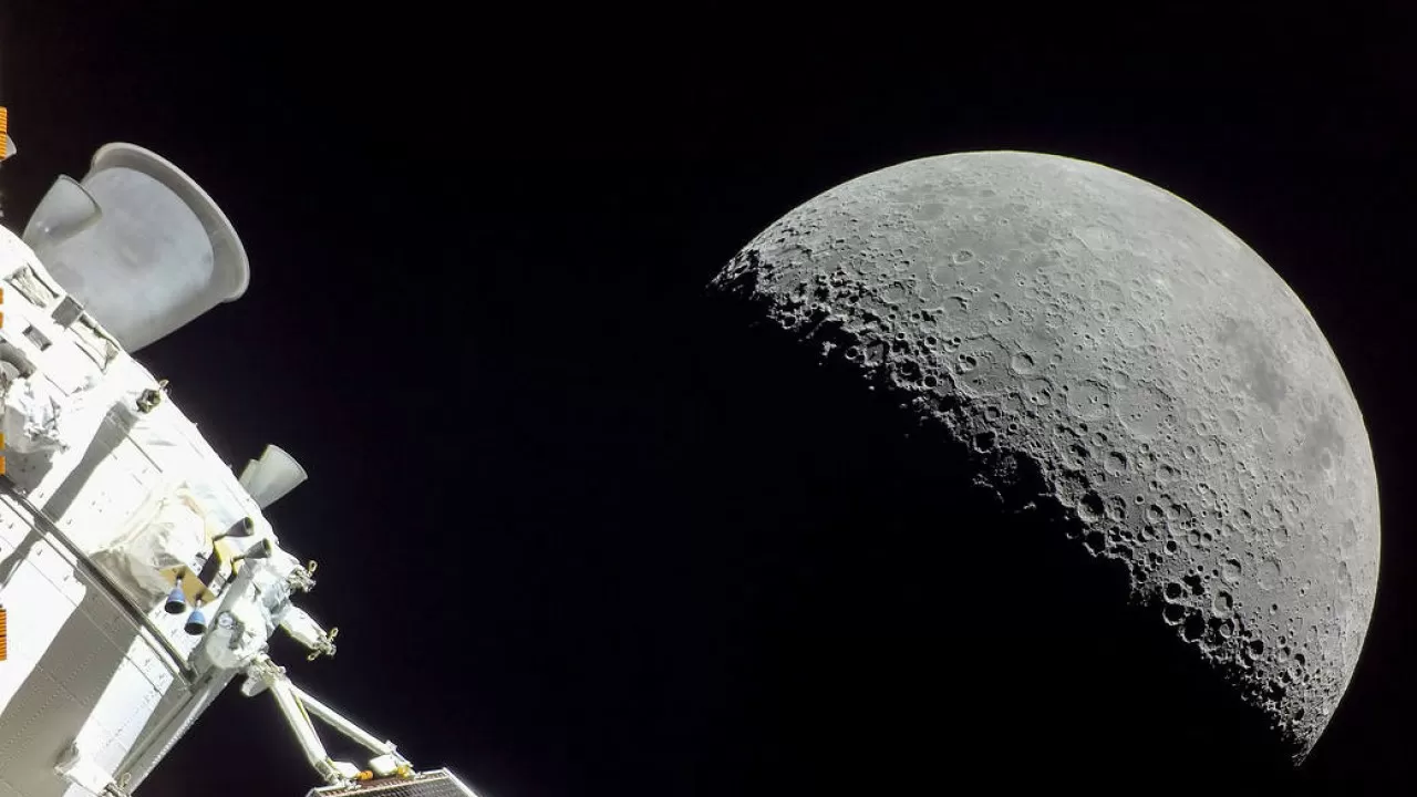 Корабль "Орион" вернулся на Землю после полета к Луне