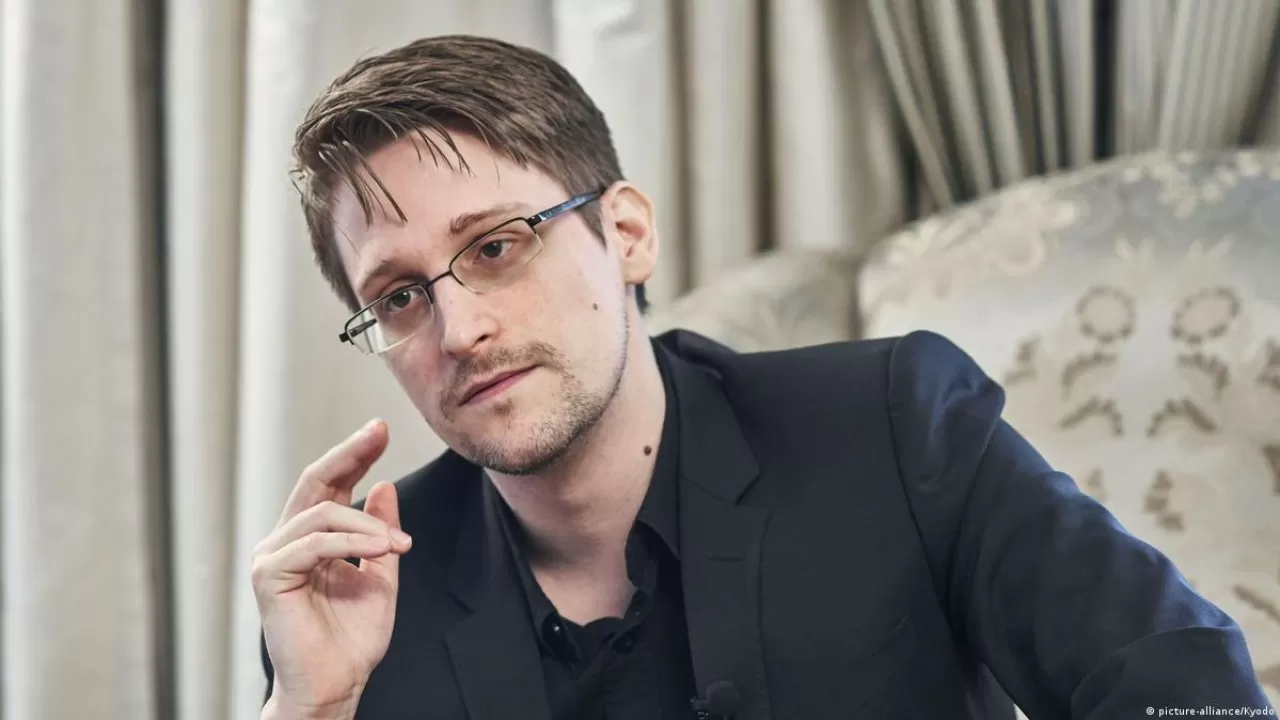 Российский паспорт вручили Эдварду Сноудену