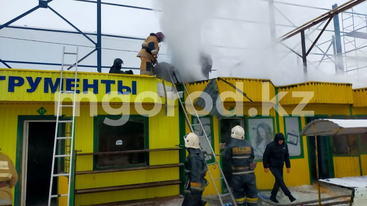 Крупный пожар разгорелся на рынке в Уральске