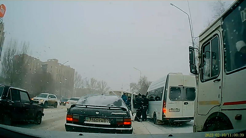 Подравшихся на дороге водителей автобусов оштрафовали в Уральске